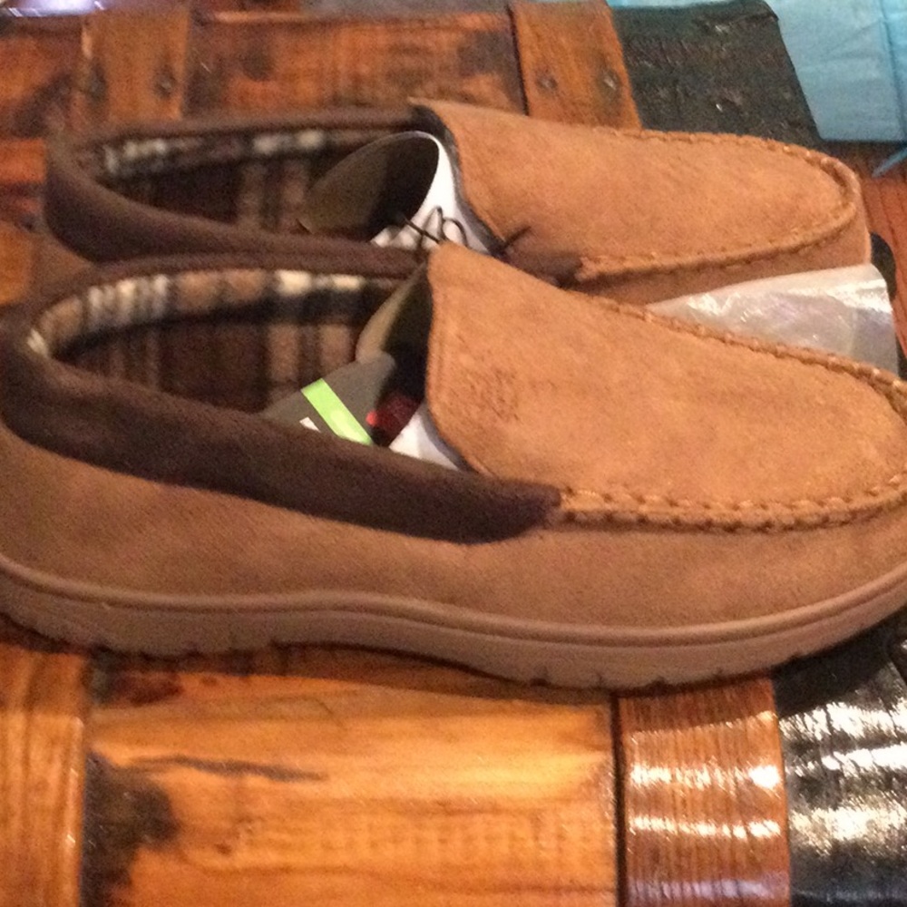 Hanes men’s memory foam slippers new in package NWT new w tags brown tan